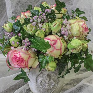 Ein schöner Blumenstrauß mit rosa-weißen Rosen und zarten Blüten, perfekt für jeden Anlass.