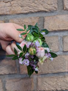 Ein wunderschöner Blumenstrauß mit rosa und lila Blüten, perfekt für besondere Anlässe.