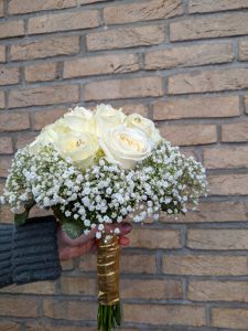 Ein wunderschöner Brautstrauß mit weißen Rosen und zarten Baby's Breath, perfekt für den großen Tag.