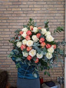 Ein wunderschöner Strauß aus rosa und weißen Rosen mit frischem Eukalyptus, perfekt für jeden Anlass.