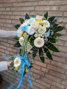 Ein wunderschöner Blumenstrauß mit weißen Rosen und Gänseblümchen, perfekt für besondere Anlässe.