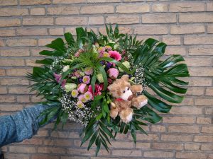 Bunter Blumenstrauß mit einem süßen Stofftier, perfekt für besondere Anlässe und Geschenke.