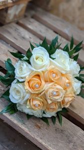 Ein wunderschöner Blumenstrauß mit weißen und pfirsichfarbenen Rosen, perfekt für besondere Anlässe.