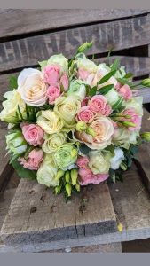 Ein wunderschöner Blumenstrauß mit rosa und weißen Rosen, perfekt für jeden Anlass.