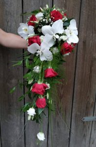 Ein wunderschöner Blumenstrauß mit roten Rosen und weißen Orchideen, perfekt für besondere Anlässe.