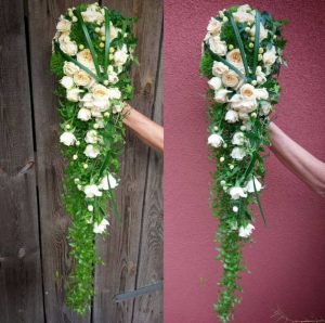 Ein wunderschöner Blumenstrauß mit weißen Rosen und frischem Grün, perfekt für besondere Anlässe.