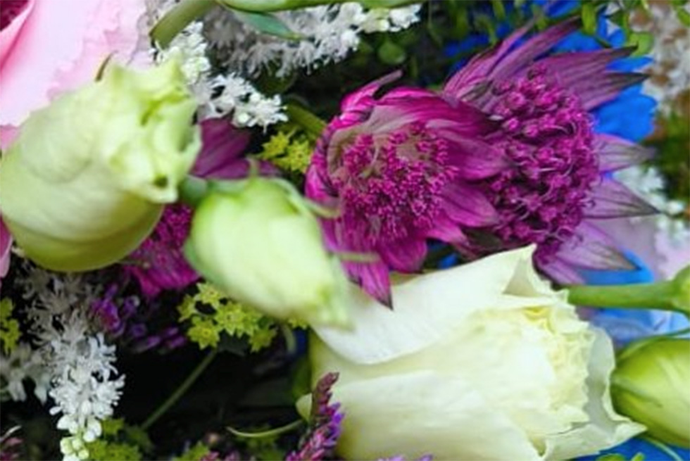 Wow, was für ein wunderschöner Blumenstrauß! Mit lila Disteln und cremefarbenen Rosen ist er ein echter Hingucker, oder?