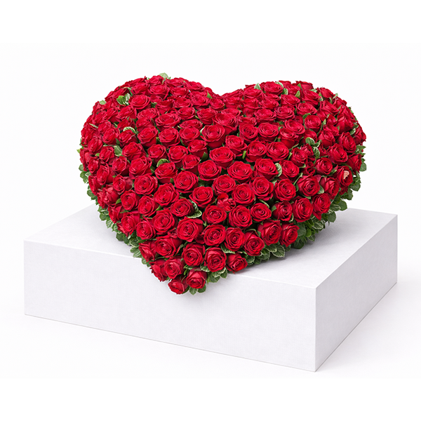 Ein wunderschönes Herz aus roten Rosen auf einem weißen Sockel, perfekt als romantisches Geschenk für Verliebte.
